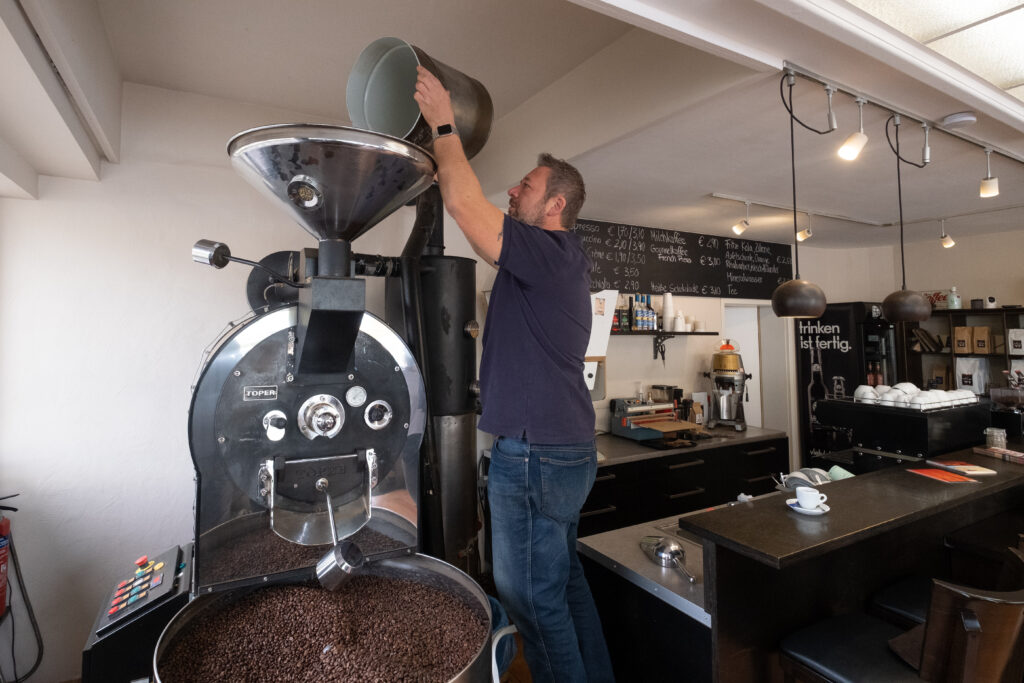 Daniel Olivier legt sehr großen Wert auf die Qualität des angebauten Rohkaffees. Sie bildet die Grundlage für den hochwertigen Kaffee, den er nach seinem ganz eigenen Röstverfahren veredelt.