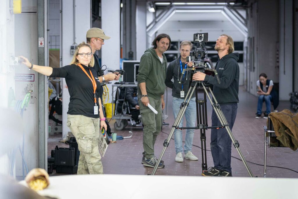 2020 produzierte Olaf Levin (Mitte) für das Autohaus Hotz und Heitmann den Kurzfilm „Take Five“ mit Starbesetzung. Dafür verwandelte die Filmburg die Geschäftsräume des Unternehmens in ein Filmstudio.