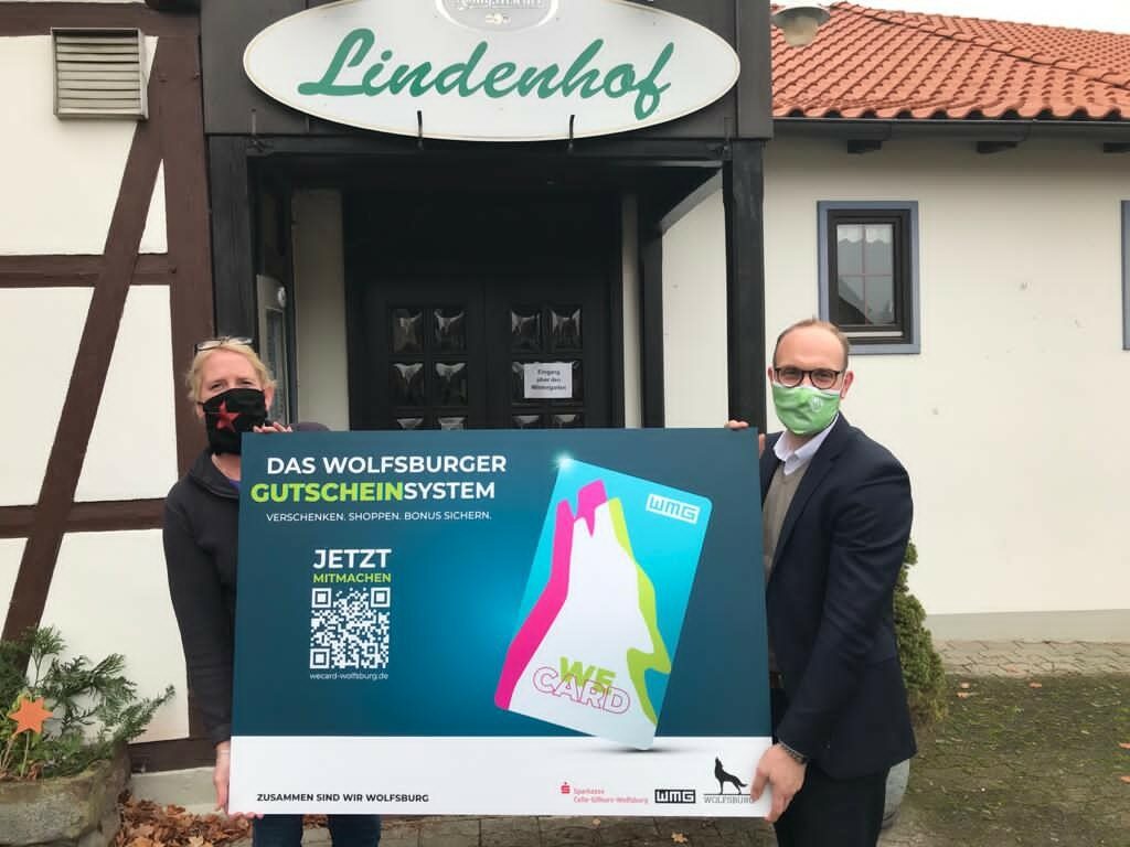 Der Lindenhof Nordsteimke ist Partner des WeCard-Systems. Jens Hofschröer, WMG-Geschäftsführer, und Melanie Perricone, Inhaberin des Lindenhofs.