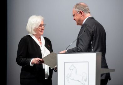 Edith Bischof erhält Niedersächsischen Staatspreis von Ministerpräsident Stephan Weil.