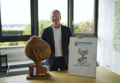 Nikolaus Külps präsentiert den Unternehmerpreis, den die Schnellecke Logistics für besonderes Engagement erhalten hat