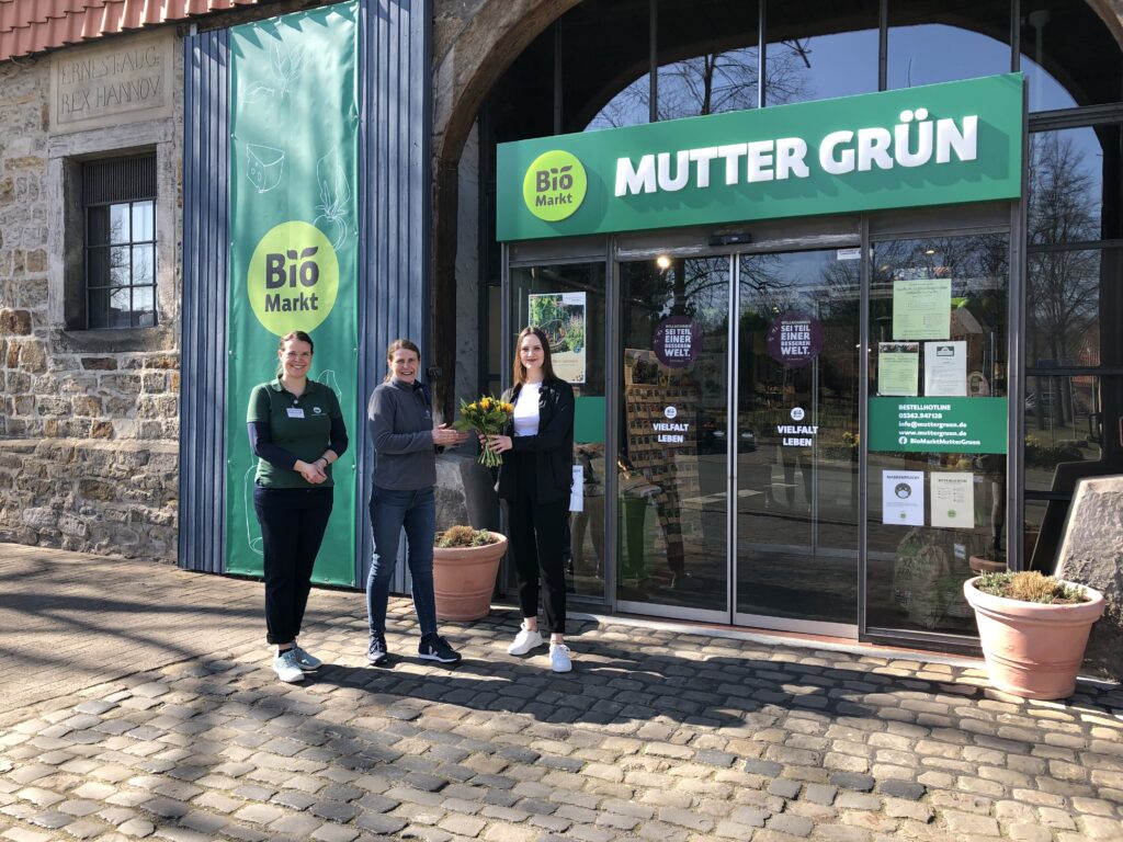 Nadine Wolters (rechts) von der WMG-Wirtschaftsförderung gratuliert der BioMarkt Mutter Grün Inhaberin Anja Schubert (Mitte) und Marktleiterin Melanie Sutoris (links) zum 15-jährigen Jubiläum.
