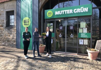 Nadine Wolters (rechts) von der WMG-Wirtschaftsförderung gratuliert der BioMarkt Mutter Grün Inhaberin Anja Schubert (Mitte) und Marktleiterin Melanie Sutoris (links) zum 15-jährigen Jubiläum.
