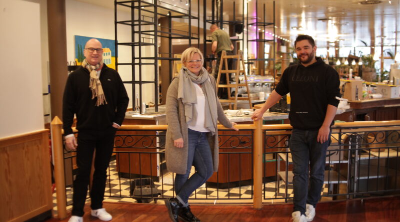 Frank Hitzschke mit Claudia Busch (­stellvertretende ­Betriebsleitung) und ­Thomas ­Pampovs (­Betriebsleitung Cafe & Bar Celona ­Wolfsburg