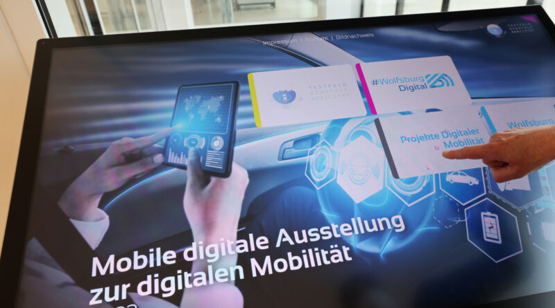 An großen Touchscreens ist die digitale Ausstellung "Digitale Mobilität" zu sehen