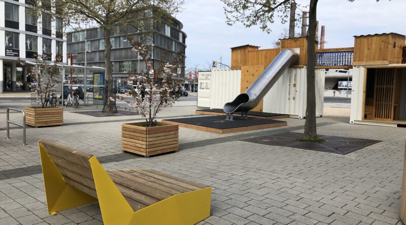 Sitzmöbel und Kukuk-Box erhöhen die Aufenthaltsqualität am Nordkopf der Wolfsburger Innenstadt