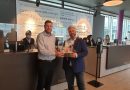 Christoph Kaufmann (links) gratuliert Hoteldirektor Mario Sorrentino zur Neueröffnung des Premier Inn