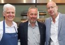 von links: Markus Greiner, Thorsten Pitt und Oliver Altherr, CEO Marché International, freuen sich über die Staffelstabsübergabe der Autostadt-Restaurants