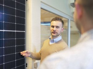 ein Angestellter der energiehaus blechinger GmbH berät zu über die Montage von Photovoltaik-Anlagen.