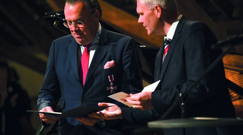 Günther Graf von der Schulenburg erhält von Minister Björn Thümler das Verdienstkreuz am Bande