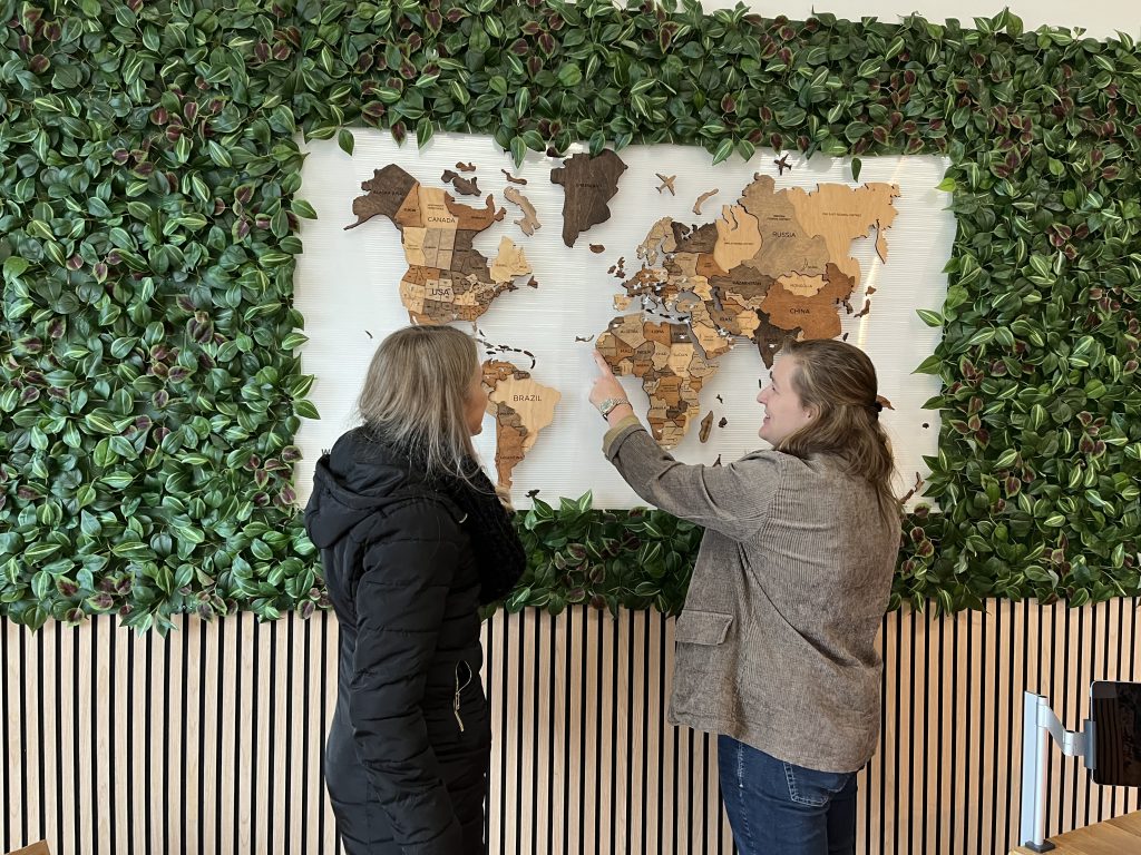Tamara Behrens (rechts) zeigt Kerstin Grimminger von der WMG ihr neues Reisebüro Behrens in Nordsteimke