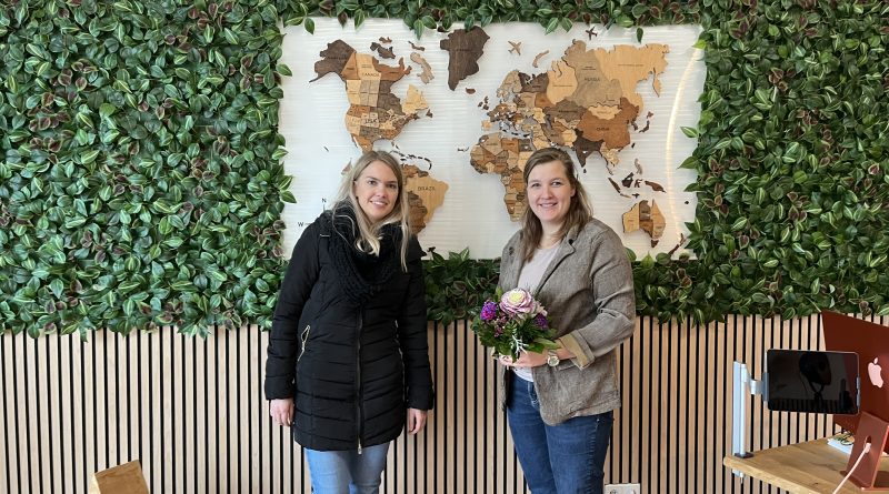 Kerstin Grimminger (links) von der WMG gratuliert Tamara Behrens zur Neueröffnung von Reisewelt Behrens in Nordsteimke